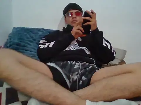 Snapshot of Barrx0018 chatting on December 18, 2025, 4:13 pm Barrx0018 online show from December 18, 2025, 4:13 pm