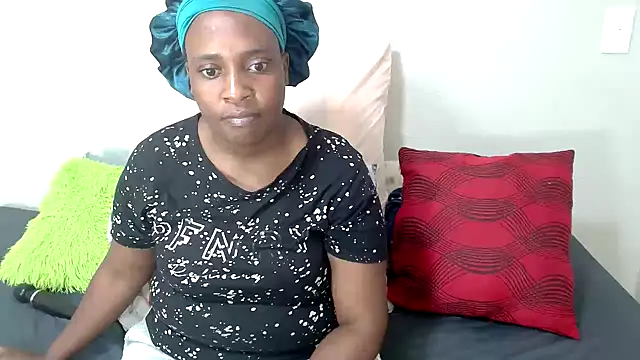 Snapshot of QueenRomaxx1 chatting on October 19, 2025, 12:39 pm QueenRomaxx1 online show from October 19, 2025, 12:39 pm