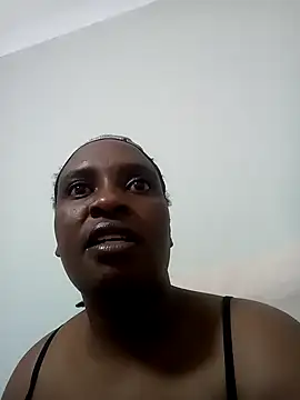 Snapshot of QueenRomaxx1 chatting on November 7, 2025, 12:10 am QueenRomaxx1 online show from November 7, 2025, 12:10 am