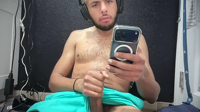 Snapshot of DERTYLAY chatting on January 7, 2026, 11:45 am DERTYLAY online show from January 7, 2026, 11:45 am