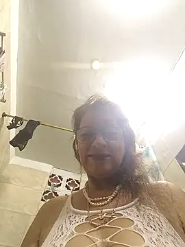 Snapshot of MaryeLunna chatting on November 1, 2025, 11:12 am MaryeLunna online show from November 1, 2025, 11:12 am