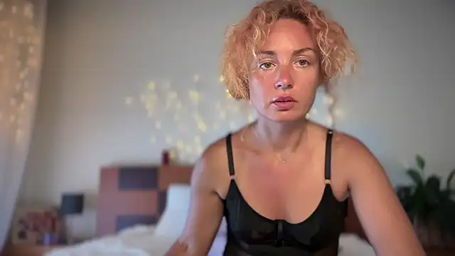 Reddgiirl online show from July 21, 2026, 6:32 pm