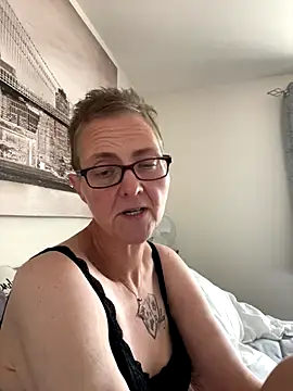 Snapshot of Curvy-Jinx chatting on September 23, 2025, 7:44 am Curvy-Jinx online show from September 23, 2025, 7:44 am