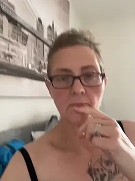 Snapshot of Curvy-Jinx chatting on October 13, 2025, 8:03 am Curvy-Jinx online show from October 13, 2025, 8:03 am