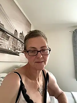 Snapshot of Curvy-Jinx chatting on October 19, 2025, 1:34 pm Curvy-Jinx online show from October 19, 2025, 1:34 pm