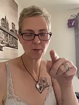 Snapshot of Curvy-Jinx chatting on October 31, 2025, 8:37 am Curvy-Jinx online show from October 31, 2025, 8:37 am