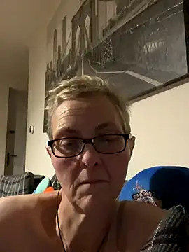 Snapshot of Curvy-Jinx chatting on November 2, 2025, 3:42 am Curvy-Jinx online show from November 2, 2025, 3:42 am