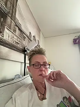 Curvy-Jinx online show from May 5, 2026, 2:03 pm