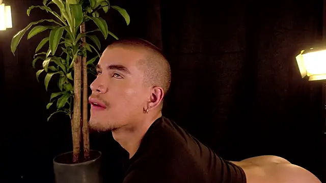 brunoorangel1 online show from July 28, 2026, 11:04 pm