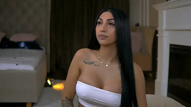 EmaHallee online show from February 10, 2026, 3:54 am