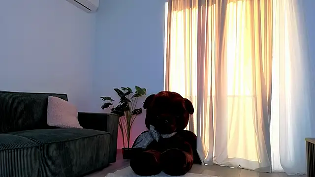 EmaHallee online show from June 17, 2026, 2:58 am