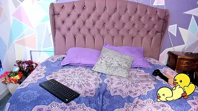 Snapshot of CloeyGraweing chatting on October 15, 2025, 7:03 pm CloeyGraweing online show from October 15, 2025, 7:03 pm