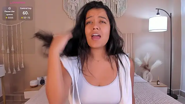 Camila Bustamante online show from May 4, 2026, 4:58 pm
