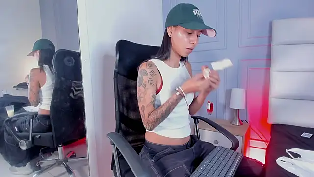 ZoeQuinn online show from September 16, 2025, 9:38 pm