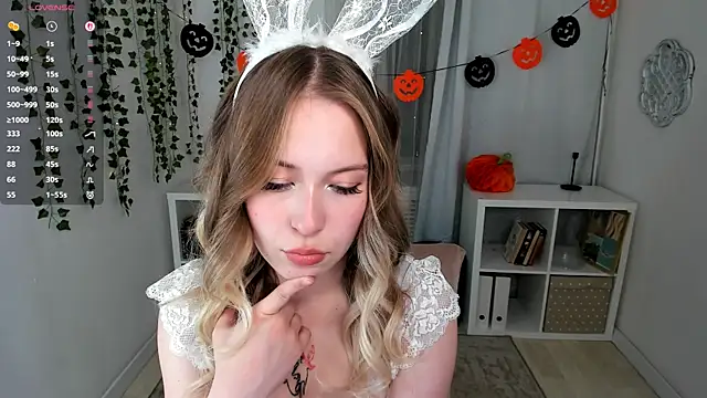 Snapshot of LanaRoselle chatting on October 31, 2025, 2:18 pm LanaRoselle online show from October 31, 2025, 2:18 pm