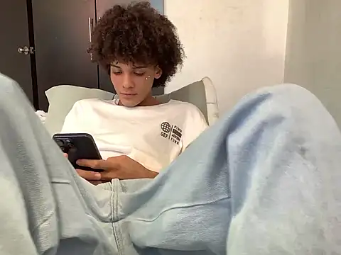 Snapshot of Max_Rain chatting on April 27, 2026, 10:08 pm Max Rain online show from April 27, 2026, 10:08 pm