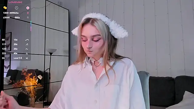 Snapshot of May_Bleach chatting on October 3, 2025, 9:34 pm May Bleach online show from October 3, 2025, 9:34 pm