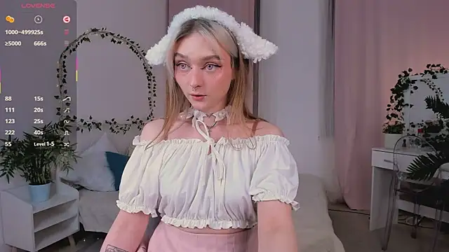 Snapshot of May_Bleach chatting on October 4, 2025, 9:35 pm May Bleach online show from October 4, 2025, 9:35 pm