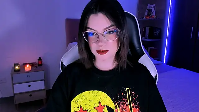 OphelianaRose33 online show from November 2, 2025, 9:06 pm