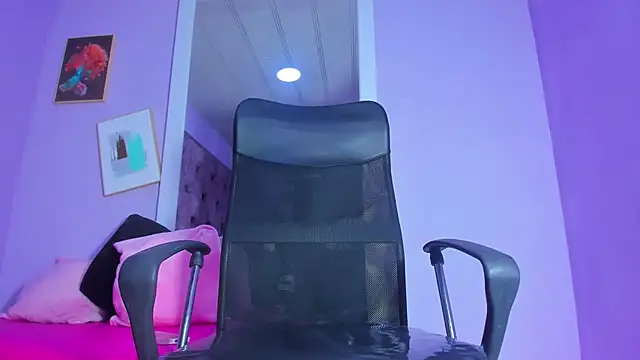 Emy Latin online show from November 13, 2025, 8:19 pm