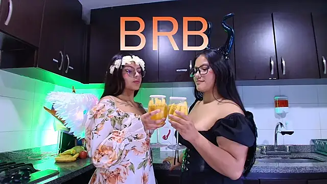 Lilith and Khloe online show from November 6, 2025, 11:22 am