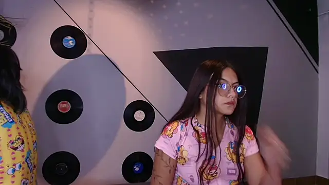 Lilith and Khloe online show from November 25, 2025, 11:21 am