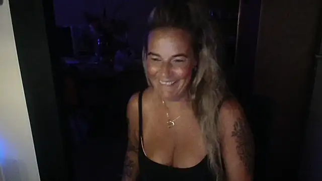 Mrs-Aurora online show from August 5, 2026, 9:06 pm