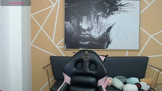 olivia russo  online show from October 24, 2025, 8:16 pm