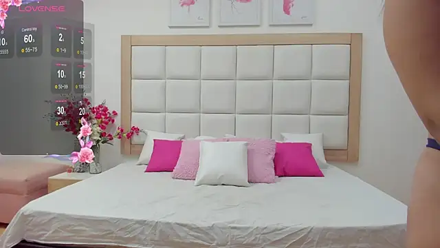 MiaBlakeee online show from October 6, 2025, 7:44 pm