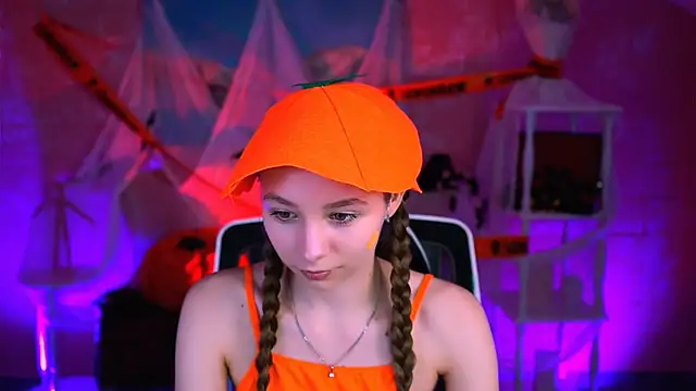 JulieDaniel online show from October 31, 2025, 4:35 am