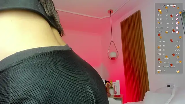 NicolWhite online show from September 18, 2025, 12:07 pm