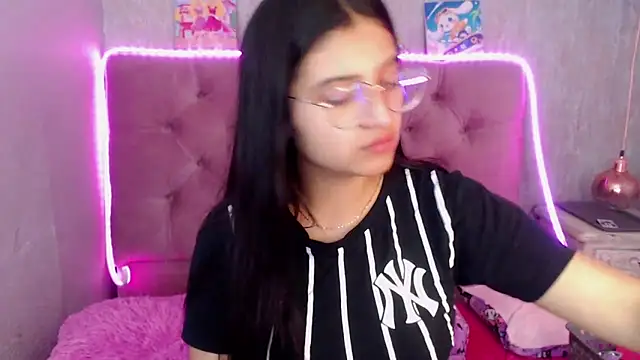 Snapshot of laurenelove chatting on October 1, 2025, 3:23 am laurenelove online show from October 1, 2025, 3:23 am