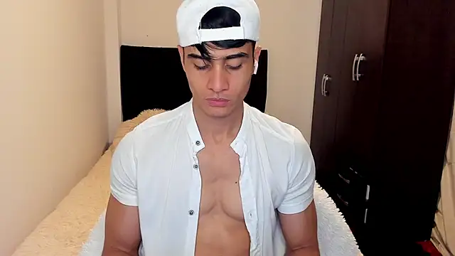 stylish men online show from September 19, 2025, 4:40 pm