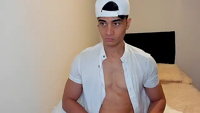 stylish men online show from September 30, 2025, 1:49 pm