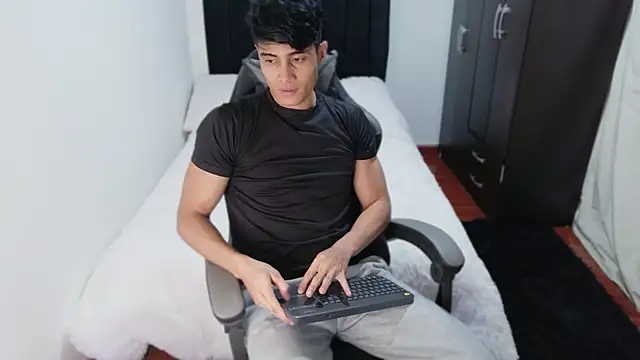 stylish men online show from October 15, 2025, 11:27 pm