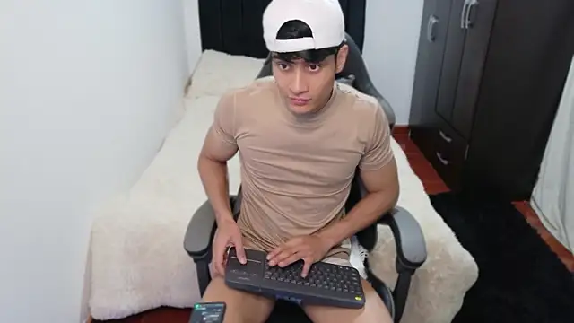 stylish men online show from October 16, 2025, 6:20 pm