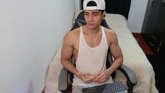 stylish men online show from October 20, 2025, 1:55 pm