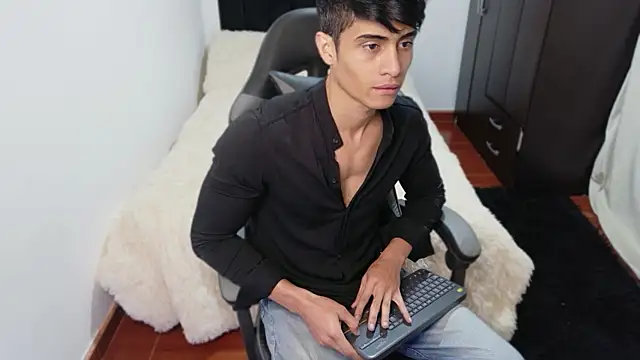 stylish men online show from October 21, 2025, 1:34 pm