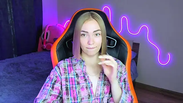 Snapshot of LaraKrein_lk chatting on October 16, 2025, 4:19 pm LaraKrein lk online show from October 16, 2025, 4:19 pm