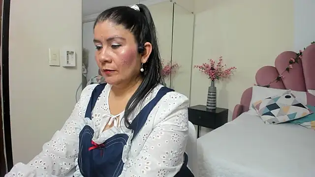 kiraGeiner online show from February 26, 2026, 6:51 pm