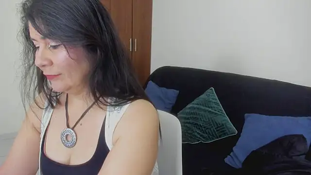 kiraGeiner online show from June 18, 2026, 1:06 am