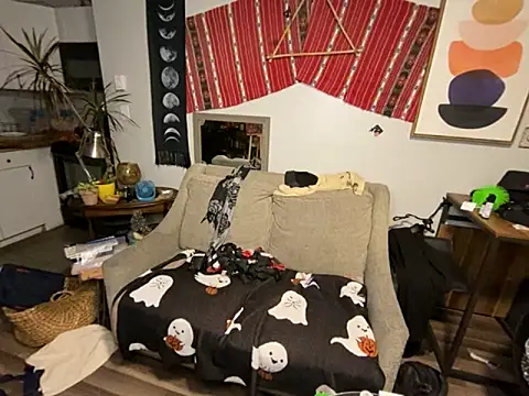 SalemStratton online show from December 17, 2025, 12:05 am