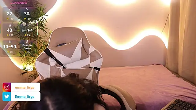 Snapshot of Emma_and_Issac chatting on October 15, 2025, 4:34 am Emma and Issac online show from October 15, 2025, 4:34 am