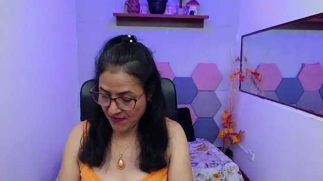 Snapshot of AmandaPeet chatting on October 2, 2025, 8:05 pm AmandaPeet online show from October 2, 2025, 8:05 pm