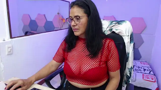 Snapshot of AmandaPeet chatting on October 10, 2025, 7:57 pm AmandaPeet online show from October 10, 2025, 7:57 pm