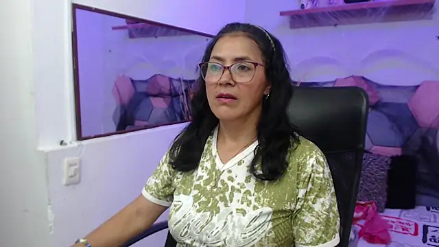 Snapshot of AmandaPeet chatting on October 18, 2025, 8:31 pm AmandaPeet online show from October 18, 2025, 8:31 pm