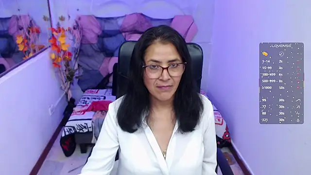 Snapshot of AmandaPeet chatting on October 27, 2025, 8:13 pm AmandaPeet online show from October 27, 2025, 8:13 pm