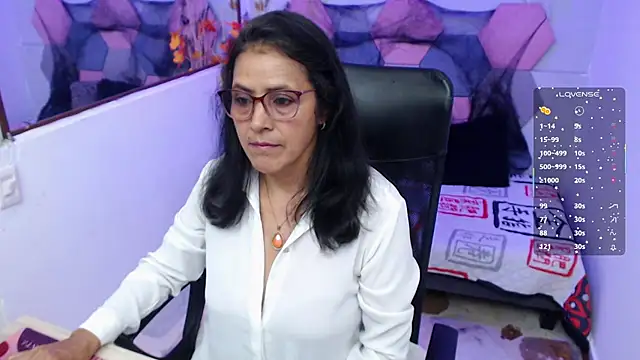 Snapshot of AmandaPeet chatting on October 29, 2025, 8:32 pm AmandaPeet online show from October 29, 2025, 8:32 pm