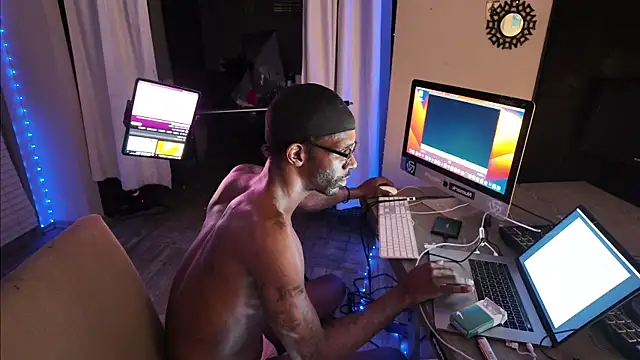 Snapshot of Triggerhappycj100 chatting on March 22, 2026, 6:06 am Triggerhappycj100 online show from March 22, 2026, 6:06 am