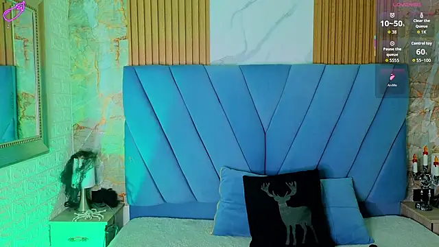 Snapshot of violett__golden chatting on October 9, 2025, 11:19 am violett golden online show from October 9, 2025, 11:19 am